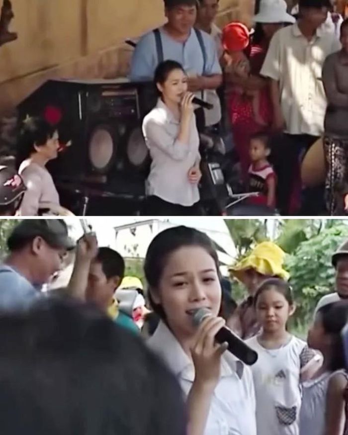 Hình ảnh Nhật Kim Anh hát ở lề đường bán kẹo kéo. Nguồn: Ảnh chụp màn hình.