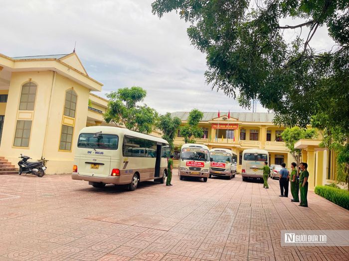 Xã Kim Hoa tổ chức xe đưa đón thân nhân liệt sĩ tới điểm thu nhận mẫu ADN.