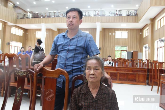 Gia đình bà Thạch vẫn nán lại dù đã hoàn thành việc lấy mẫu từ sớm.