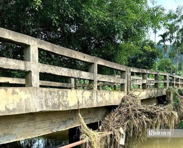 Cầu Cây Si, xã Cẩm Vân xây dựng từ lâu, hiện đã xuống cấp nghiêm trọng, nguy cơ cao mất an toàn.