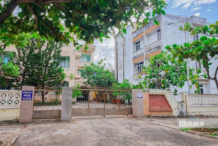 Trụ sở Sở Công Thương tỉnh Phú Yên cũ tại 78-80 Lê Duẩn, phường Tuy Hòa, có diện tích hơn 4.131 m², được đề xuất đấu giá làm đất thương mại - dịch vụ với giá khởi điểm dự kiến gần 59,94 tỷ đồng.