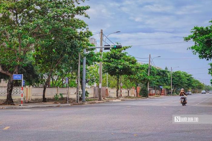 Hiện địa phương đang hoàn thiện phương án xử lý quỹ công sở dôi dư sau hợp nhất, sắp xếp tổ chức bộ máy, từng bước đưa các tài sản, nhất là các trụ sở trên "đất vàng", vào khai thác thay vì tiếp tục để lãng phí. Các khu đất được kỳ vọng thu hút đầu tư vào thương mại, dịch vụ và sản xuất, kinh doanh hoặc theo quy hoạch đã được phê duyệt.