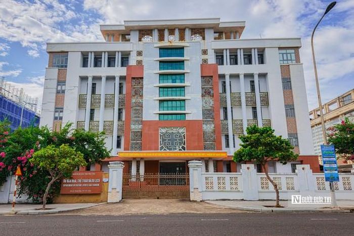 Cùng với đó, Sở Văn hóa, Thể thao và Du lịch tọa tại số 5 Trần Phú, phường Tuy Hòa, rộng gần 2.000 m², được đề xuất đấu giá làm đất thương mại - dịch vụ với giá khởi điểm dự kiến hơn 35,8 tỷ đồng.