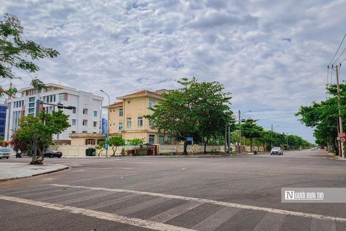 Theo Sở Tài chính tỉnh Đắk Lắk, sau sắp xếp tổ chức bộ máy, toàn tỉnh Đắk Lắk có 727 cơ sở nhà, đất dôi dư. Hầu hết đã được chuyển giao cho Trung tâm Phát triển quỹ đất tỉnh và UBND các xã, phường quản lý và xử lý theo quy định.