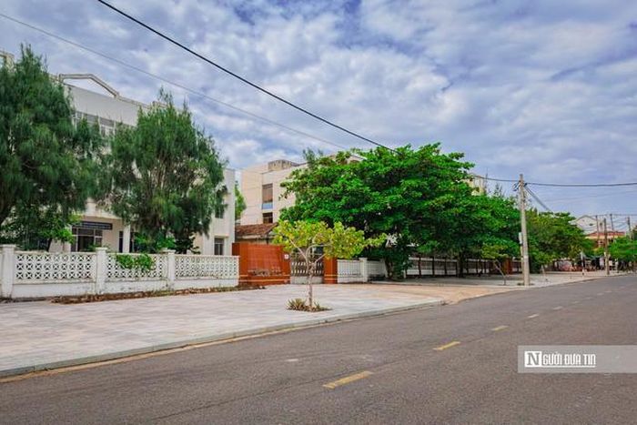 Đáng chú ý là loạt trụ sở tại phường Tuy Hòa (trước đây là Thành phố Tuy Hòa, tỉnh Phú Yên cũ). Hầu hết tọa lạc trên các cung đường lớn như Lê Duẩn, Trần Phú, Độc Lập, Nguyễn Thị Minh Khai… và được ví như những "khu đất vàng" đắc địa, gần biển, thích hợp để phát triển thương mại – dịch vụ.