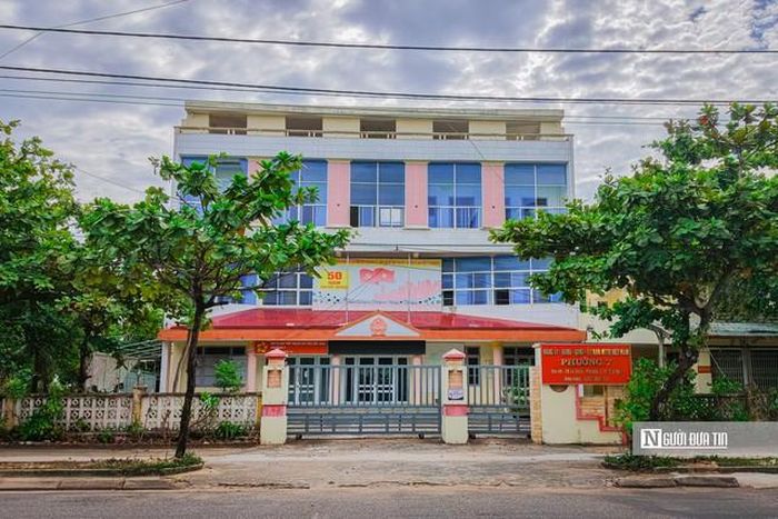 Sở Nông nghiệp và Môi trường với 3.045m2; Trụ sở UBND phường 7, Tp. Tuy Hòa cũ có điện tích 1.387 m2 cũng dự kiến sẽ được đấu giá đất thương mại - dịch vụ.