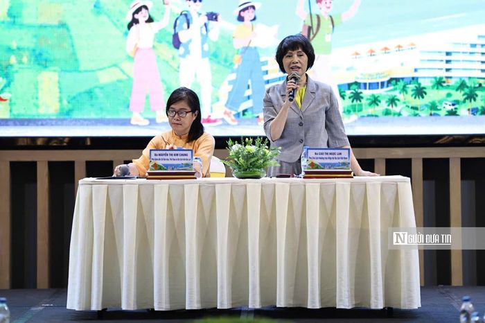 Bà Nguyễn Thị Kim Chung, Phó Giám đốc Sở Văn hóa, Thể thao và Du lịch tỉnh Gia Lai (bên trái) cùng bà Cao Thị Ngọc Lan, Phó Chủ tịch Thường trực Hiệp hội du lịch Việt Nam chủ trì họp báo