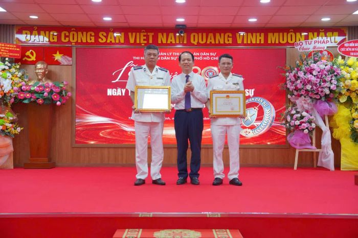 Bộ trưởng Bộ Tư pháp Hoàng Thanh Tùng tặng Bằng khen của Bộ Tư pháp cho ông Nguyễn Văn Hòa - Trưởng THADS và ông Nguyễn Hoàng Vân - Trưởng Phòng Nghiệp vụ 1 và Tổ chức THADS 1thành phố.