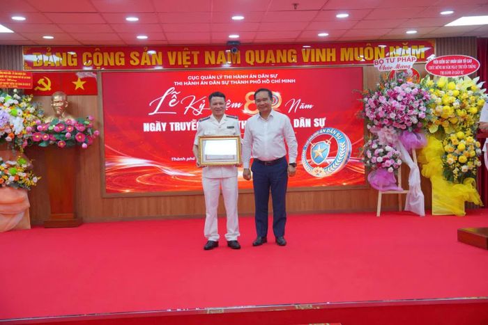 Chủ tịch UBND TP Hồ Chí Minh Nguyễn Văn Được tặng Bằng khen UBND TP Hồ Chí Minh cho tập thể THADS thành phố.