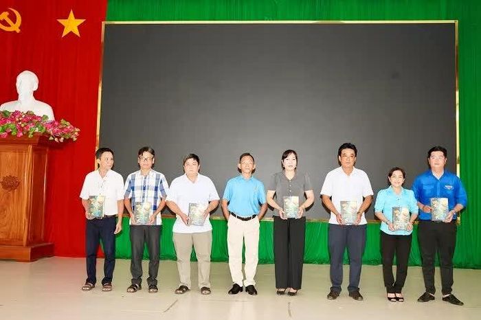 Ông Nguyễn Minh Trung - Chủ tịch Nghiệp đoàn xe công nghệ, trao tặng sách cho các đại biểu.