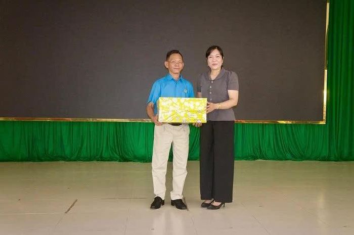 Ông Nguyễn Minh Trung - Chủ tịch nghiệp đoàn xe công nghệ, đại diện các nhà hảo tâm nhận quà tri ân từ chính quyền đại phương.