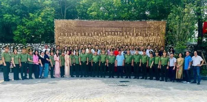 Đoàn cán bộ, phóng viên Báo An Ninh Thủ Đô chụp ảnh tại bức phù điêu các nhà báo tiền bối tại Khu di tích.