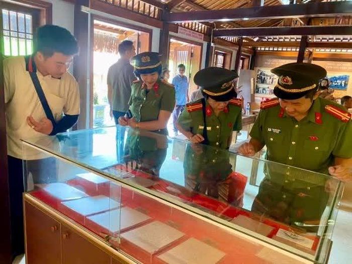 Các đại biểu tham quan Di tích lịch sử Quốc gia Trường dạy làm báo Huỳnh Thúc Kháng.