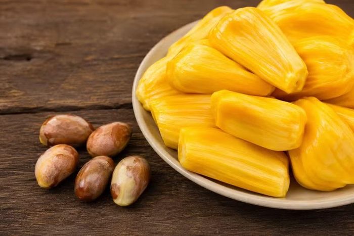 Khi cho người già ăn hoa quả, cần chú ý tách bỏ hạt.