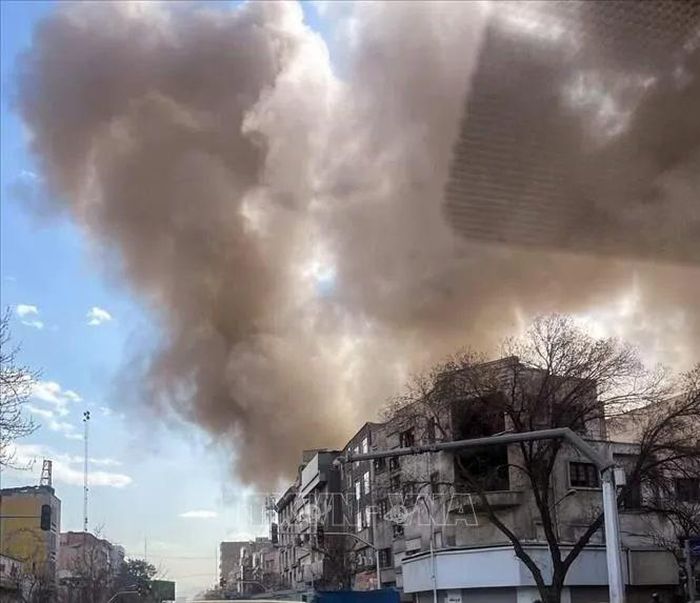 Khói bốc lên sau các vụ không kích của lực lượng Mỹ-Israel nhằm vào các mục tiêu ở Tehran, Iran. Ảnh tư liệu: ANI/TTXVN phát