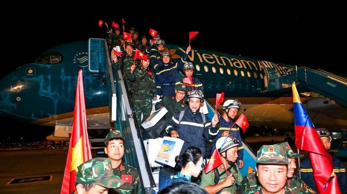 Các thành viên đoàn cứu hộ, cứu nạn Việt Nam đã hoàn thành nhiệm vụ nhân đạo tại Venezuela và trở về nước. Ảnh: HOÀNG LAM