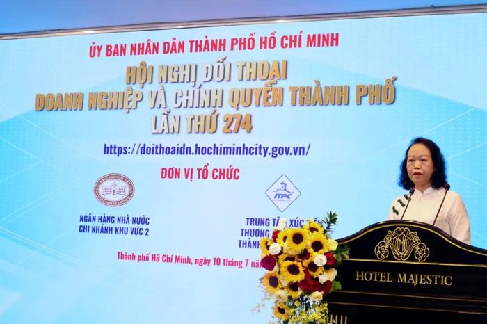 Bà Trần Thị Ngọc Liên, Phó Giám đốc NHNN Chi nhánh Khu vực 2 phát biểu tại hội nghị. Ảnh: HẠNH NHUNG