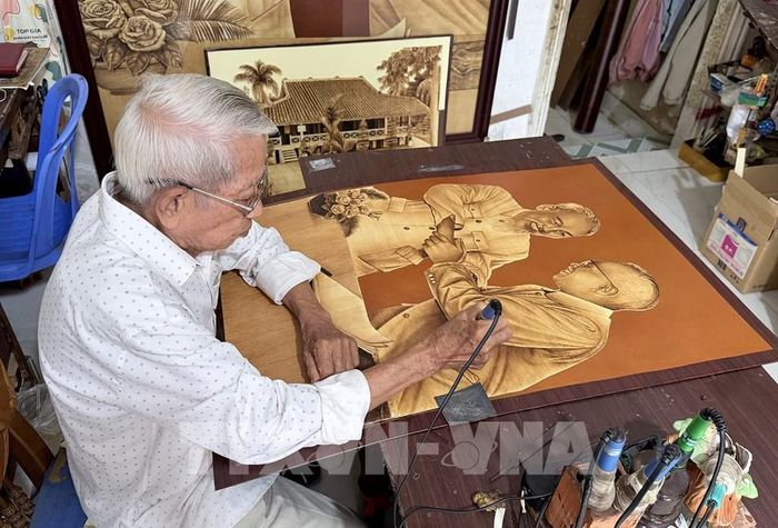 Nghệ nhân Võ Văn Tạng tái hiện chân dung Chủ tịch Hồ Chí Minh và Chủ tịch Tôn Đức Thắng trên chất liệu lá thốt nốt đặc trưng vùng Bảy Núi An Giang. Ảnh: Thanh Sang - TTXVN