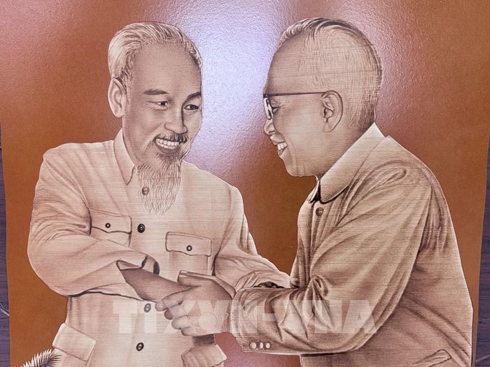 Tác phẩm chân dung Chủ tịch Hồ Chí Minh và Chủ tịch Tôn Đức Thắng được nghệ nhân Võ Văn Tạng thể hiện bằng kỹ thuật bút lửa trên lá thốt nốt. Ảnh: Thanh Sang - TTXVN