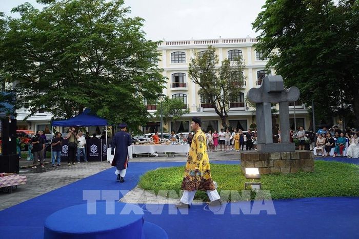 Trình diễn Bộ sưu tập áo dài của Nghệ nhân, Nhà thiết kế Viết Bảo. Ảnh: Mai Trang - TTXVN