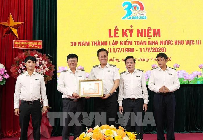 Tổng Kiểm toán Nhà nước Nguyễn Hữu Nghĩa trao tặng Bằng khen cho Kiểm toán Nhà nước khu vực 3. Ảnh: TTXVN phát