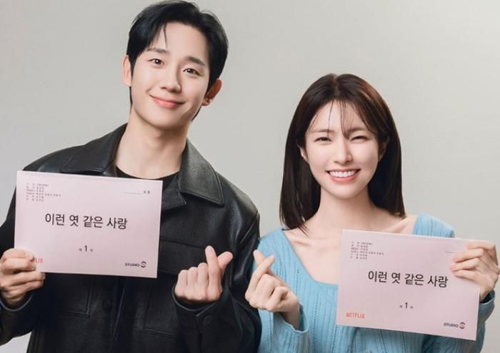 Nhân đôi visual khi Jung Hae In đứng cạnh Ha Young. Ảnh: Netflix