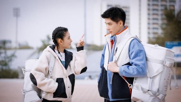 Bộ phim lấy bối cảnh các môn thể thao mùa đông, theo chân Thẩm Tranh Nhất (Tống Tổ Nhi), cô gái đam mê trượt băng tốc độ nhưng không nhận được sự ủng hộ từ gia đình. Sau khi gia nhập câu lạc bộ, cô gặp Thiệu Bắc Sênh (Vương An Vũ), vận động viên trượt băng nghệ thuật nổi tiếng. Trải qua nhiều thử thách trong tập luyện, áp lực thi đấu và sự hoài nghi từ những người xung quanh, cả hai dần trở thành điểm tựa, cùng theo đuổi ước mơ và vun đắp tình cảm.