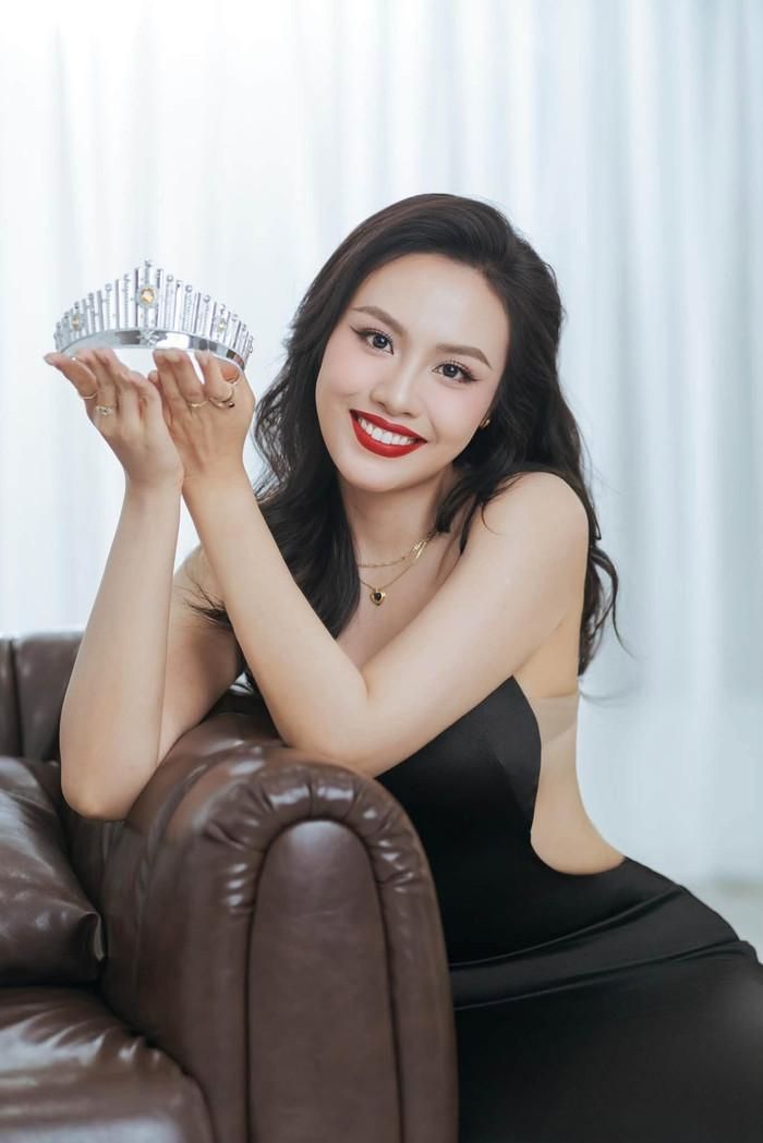 Thủy Tiên ngày càng trưởng thành sau 4 năm được danh hiệu Á hậu 2. 