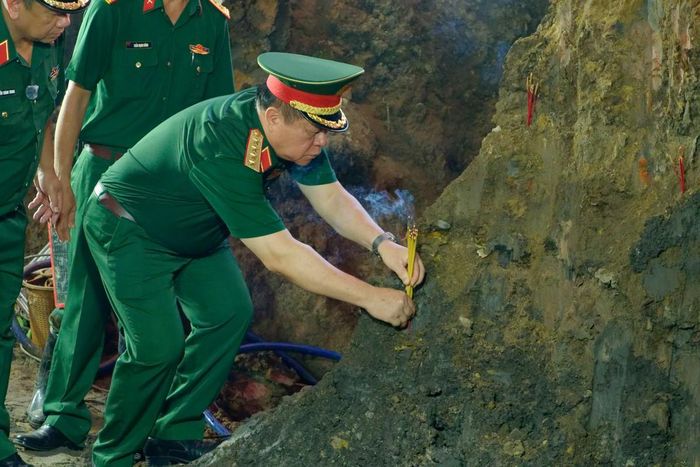 Nén hương thành kính được Đại tướng Nguyễn Trọng Nghĩa thắp ngay dưới rãnh chôn các liệt sĩ