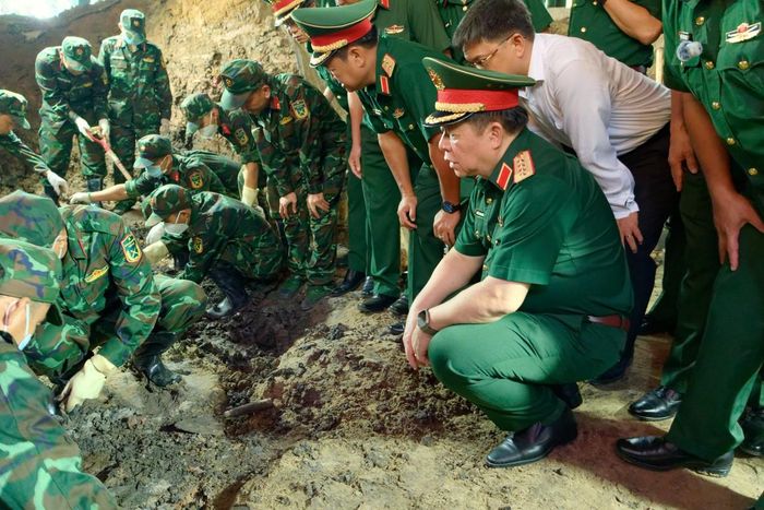 Đại tướng Nguyễn Trọng Nghĩa xuống tận khu vực khai quật thăm, kiểm tra lực lượng đang thực hiện nhiệm vụ tìm kiếm, quy tập hài cốt liệt sĩ 