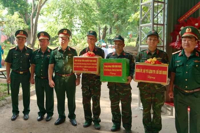 Đại tướng Nguyễn Trọng Nghĩa tặng quà động viên lực lượng kiếm, quy tập hài cốt liệt sĩ tại TPHCM