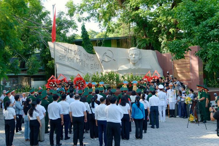 Đoàn công tác thực hiện nghi lễ dâng hoa, dâng hương trước tượng đài cố Tổng Bí thư Trần Phú trong khuông viên Công viên Lê Thị Riêng
