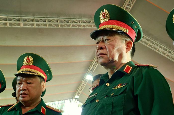Đại tướng Nguyễn Trọng Nghĩa không khỏi xúc động khi chứng kiến công tác kiếm, quy tập hài cốt liệt sĩ tại hiện trường