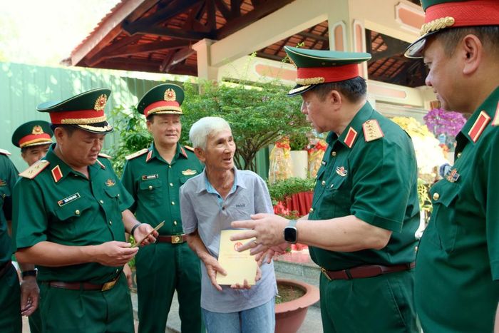 Đại tướng Nguyễn Trọng Nghĩa thăm hỏi và tặng quà cho ông Đinh - nhân chứng vụ việc chôn các liệt sĩ tại khu vực Công viên Lê Thị Riêng.