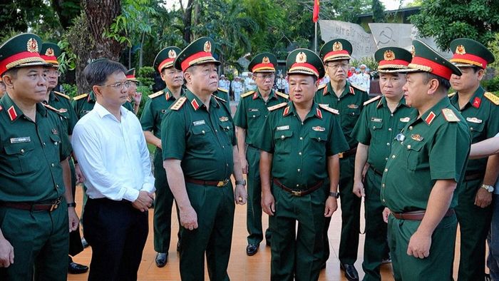 Đại tướng Nguyễn Trọng Nghĩa (thứ 3 từ trái sang) nghe Thiếu tướng Nguyễn Thành Trung, Chính ủy Bộ Tư lệnh TPHCM (bìa phải) báo cáo công tác trong thời gian qua