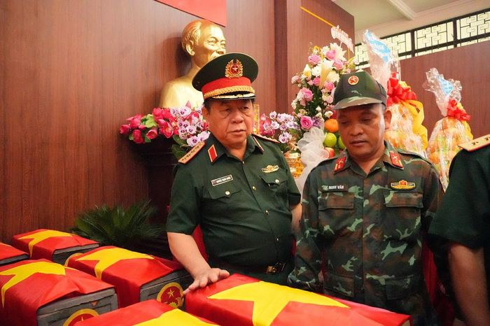 Đại tướng Nguyễn Trọng Nghĩa thăm nhà quàn hài cốt liệt sĩ, nơi có 29 hài cốt liệt sĩ vừa được quy tập trong những ngày qua
