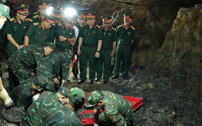 Đại tướng Nguyễn Trọng Nghĩa thăm, kiểm tra lực lượng đang thực hiện nhiệm vụ tìm kiếm, quy tập hài cốt liệt sĩ tại Công viên Lê Thị Riêng.