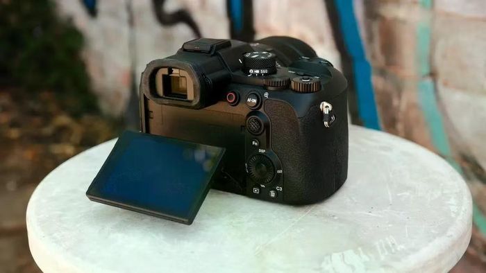 Sony vẫn giữ cơ chế lật lên xuống cho màn hình