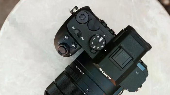 Sony đã đưa vòng xoay chế độ về vị trí quen thuộc hơn bên cạnh kính ngắm