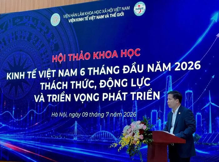 TS. Nguyễn Đình Chúc, Viện trưởng Viện Kinh tế Việt Nam và Thế giới, báo cáo đề dẫn.