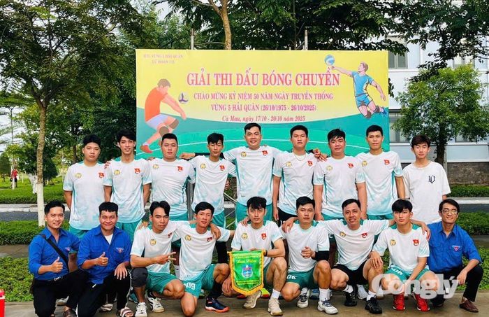 Thư ký Nguyễn Ân Tình tích cực tham gia các phong trào thi đua do ngành và địa phương phát động.