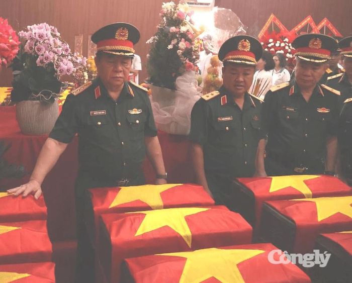Đại tướng Nguyễn Trọng Nghĩa thăm nhà lưu niệm, xúc động trước hài cốt các anh hùng liệt sĩ được cất bốc và quàn tại nhà lưu niệm.