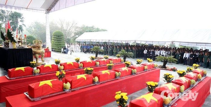 Phó Thủ tướng Nguyễn Văn Thắng và các đại biểu tưởng niệm các anh hùng liệt sĩ - Ảnh VGP.