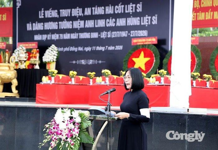 Phó Chủ tịch UBND thành phố Đồng Nai Nguyễn Thị Hoàng đọc điếu văn tại buổi lễ - Ảnh VGP.