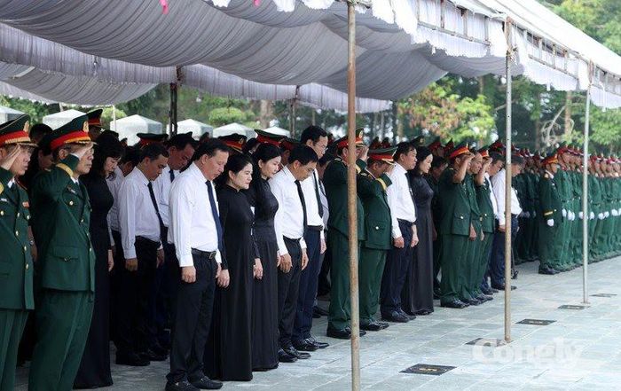 Phó Thủ tướng Nguyễn Văn Thắng và các đại biểu dành một phút mặc niệm tri ân các anh hùng liệt sĩ - Ảnh VGP.