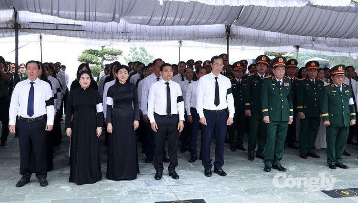 Phó Thủ tướng Nguyễn Văn Thắng và các đại biểu tưởng niệm các anh hùng liệt sĩ - Ảnh VGP.