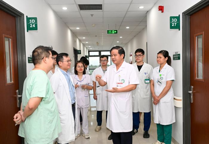 PGS.TS Đào Xuân Cơ, trực tiếp chỉ đạo chuyên môn, thăm khám cho các bệnh nhân tại Bệnh viện Bạch Mai cơ sở Ninh Bình. Ảnh: Hoàng Anh.