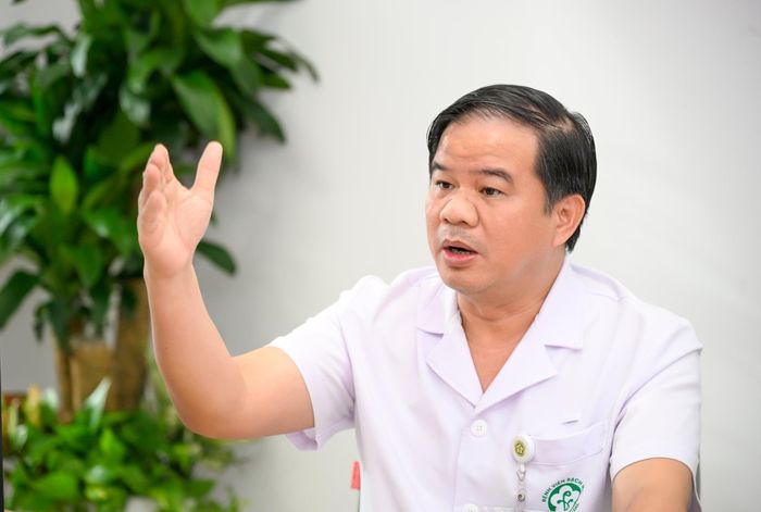 PGS.TS Đào Xuân Cơ khẳng định chất lượng khám chữa bệnh là đồng nhất giữa Bệnh viện Bạch Mai tại Ninh Bình và Hà Nội. Ảnh: Hoàng Anh.