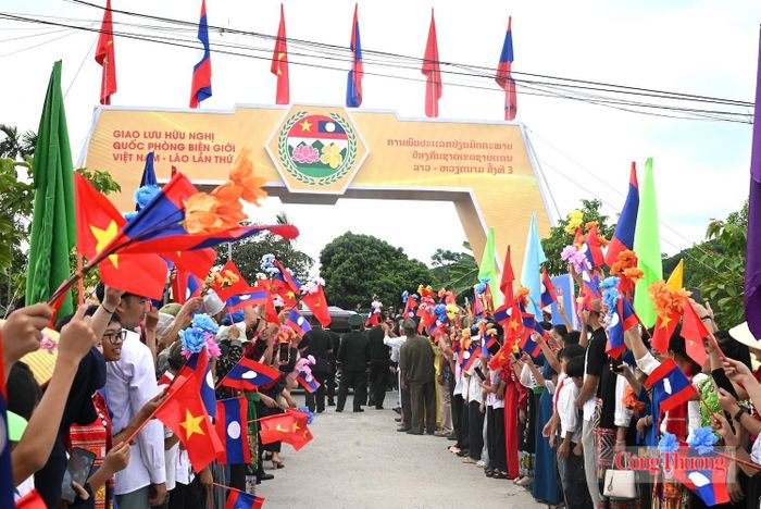 Nhân dân các thôn của xã Kim Bảng, tỉnh Nghệ An vui mừng và háo hức đứng đợi từ rất sớm để đón đoàn. Ảnh: Nguyên Khánh