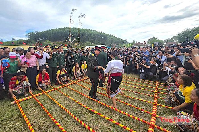 Những bộ trang phục truyền thống rực rỡ sắc màu, tiếng cồng chiêng, tiếng khắc luống hòa cùng điệu múa, điệu nhảy đã tạo nên không gian lễ hội đậm đà bản sắc văn hóa của cộng đồng các dân tộc sinh sống dọc dãy Trường Sơn. Ảnh: Nguyên Khánh